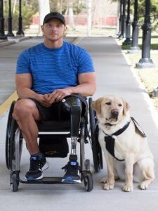 Honrando Dois Heróis: Bil-Jac America's VetDogs® Treats Celebrando um Veterano e seu Cão de Serviço – O Blog do Cão