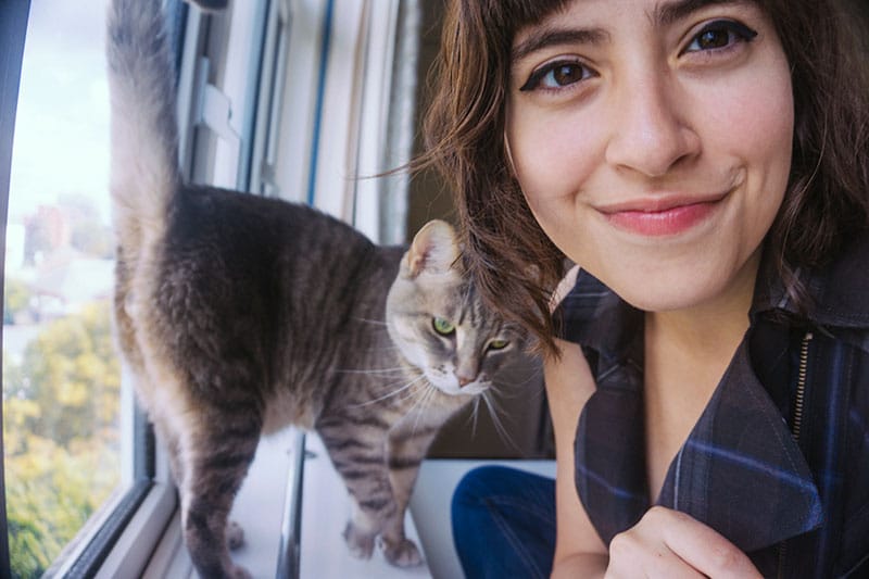 Causa principal criando mulheres de gatos em todos os lugares: os gatos são incríveis